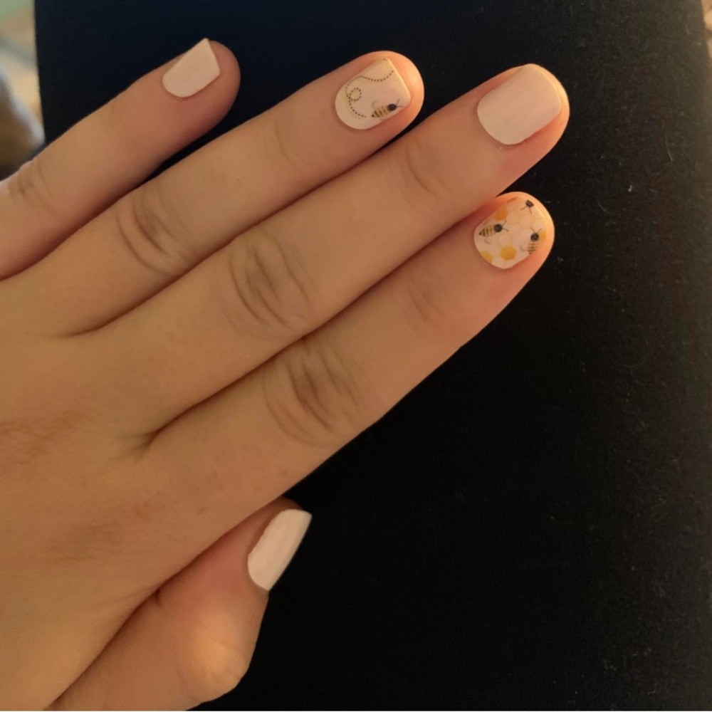 *Exclusive* Color Street: Bee You | Pastel Pink Spring Summer Honeycomb Whimsy - Picture 9 of 13